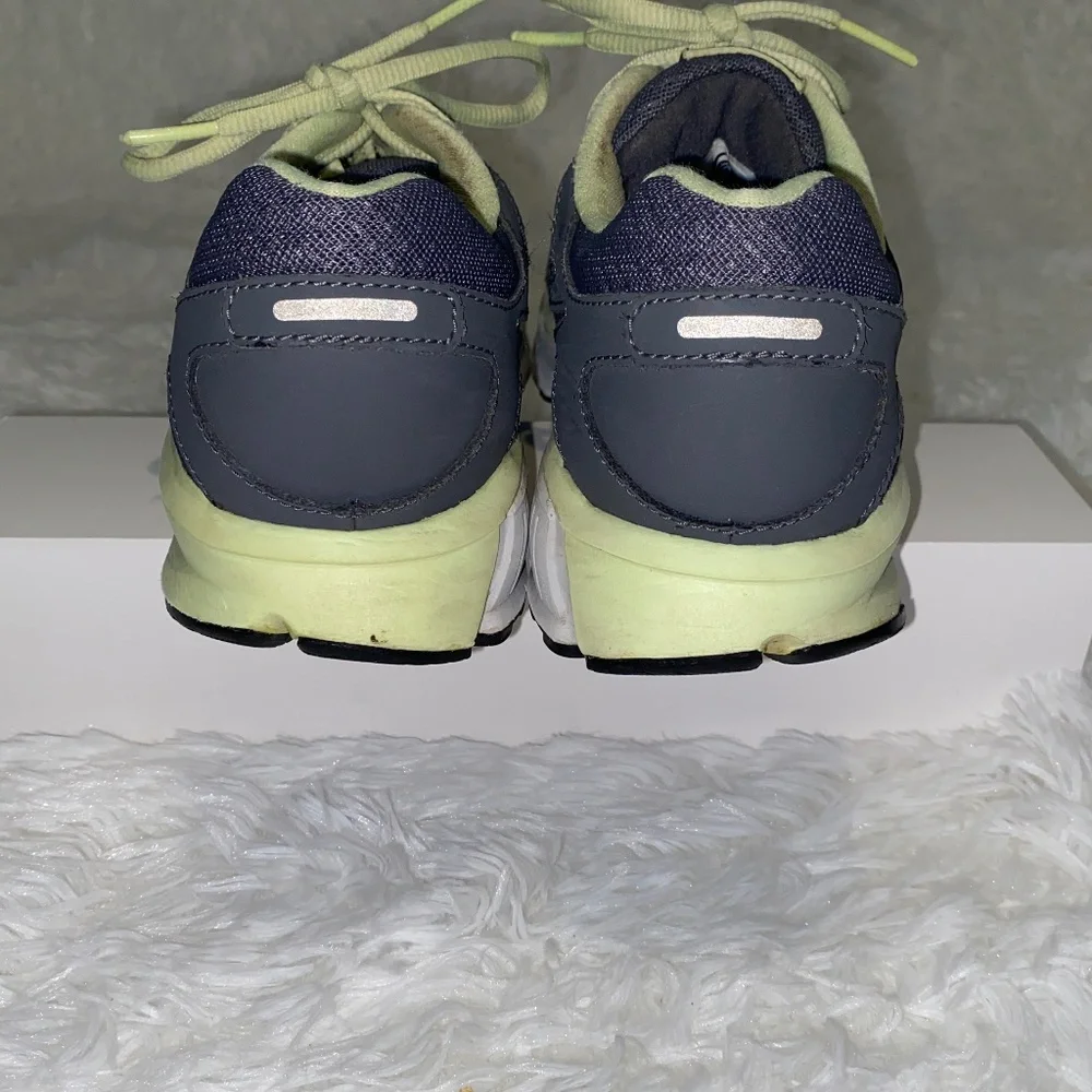 Nike Women’s Size 7.5 US Anodyne DS Flywire Running Shoes Gray Green - Picture 4 of 5